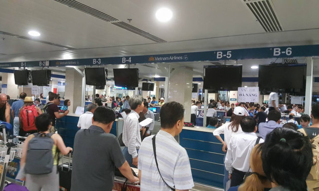 Authorities were forced to turn off screens at Tan Son Nhat airport (Tuoi Tre Photo)